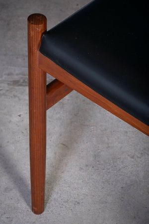 Spøttrup Møbelfabrik – Skamler i teak med sort lædersæde, dansk design