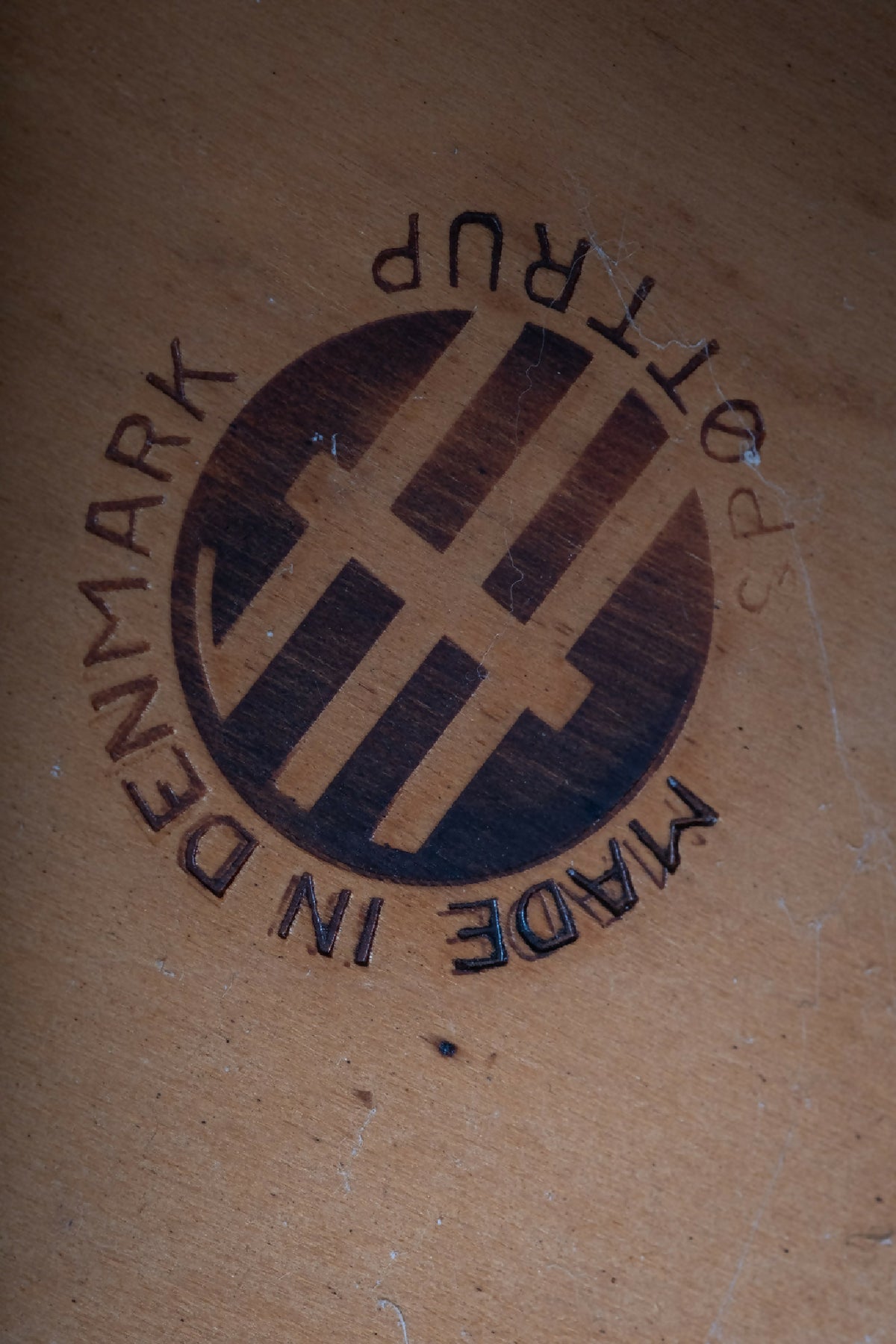 Spøttrup Møbelfabrik – Skamler i teak med sort lædersæde, dansk design