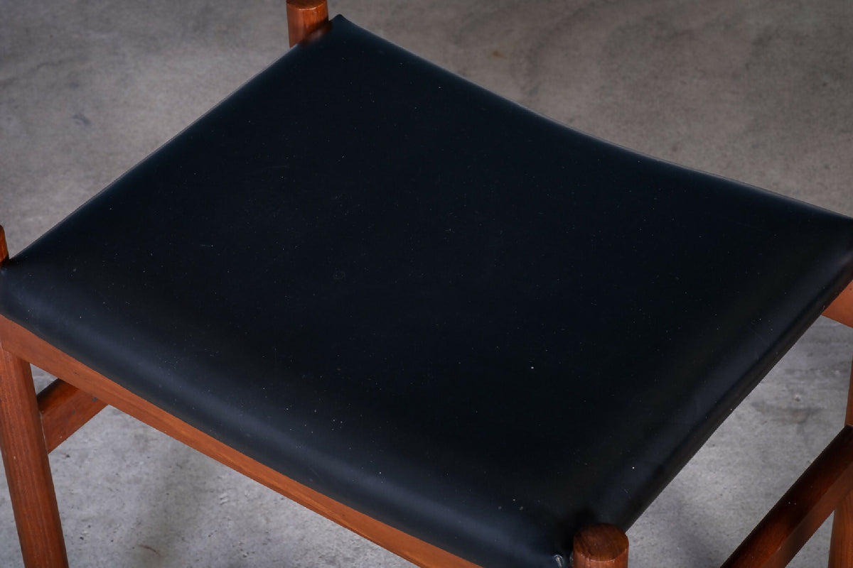 Spøttrup Møbelfabrik – Skamler i teak med sort lædersæde, dansk design