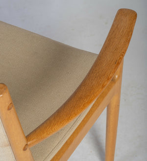 Kai Lyngfeldt Larsen – Armstole i eg med originalt stof, produceret af Søren Willadsen