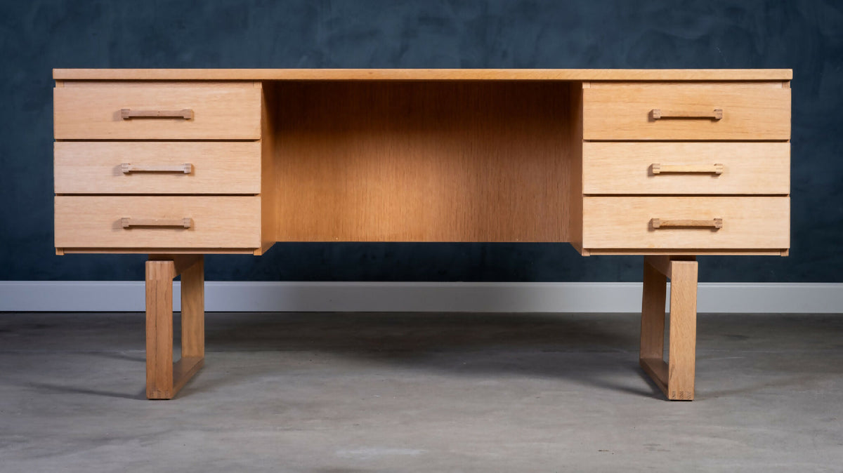 Henning Jensen &amp; Torben Valeur – Skrivebord i eg for Dyrlund