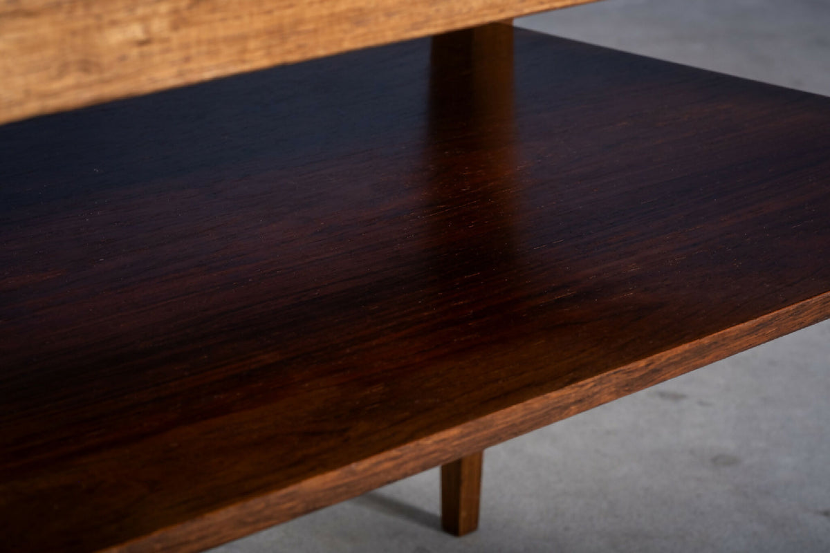 Severin Hansen – Sidebord i palisander med hylde, produceret af Haslev Møbelfabrik, dansk design