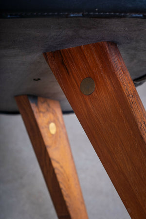 Skammel i teak med sort lædersæde, dansk design