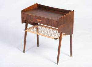 Sidebord i palisander med skuffe og flet­hylde, dansk design