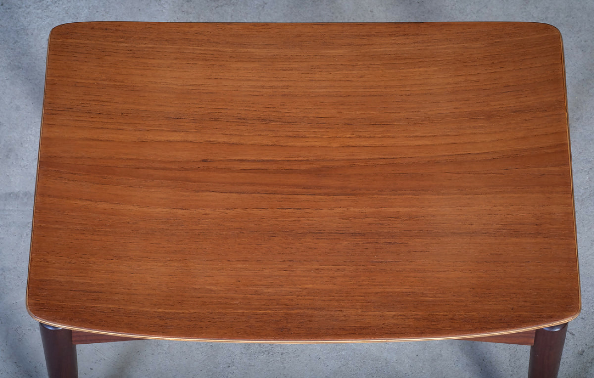 Sigfred Omann – Skammel i teak, produceret af Ølholm Møbelfabrik, dansk design