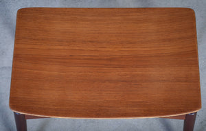 Sigfred Omann – Skammel i teak, produceret af Ølholm Møbelfabrik, dansk design