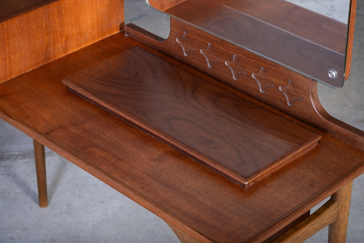 Sminkebord i teak med spejl og opbevaring, dansk design