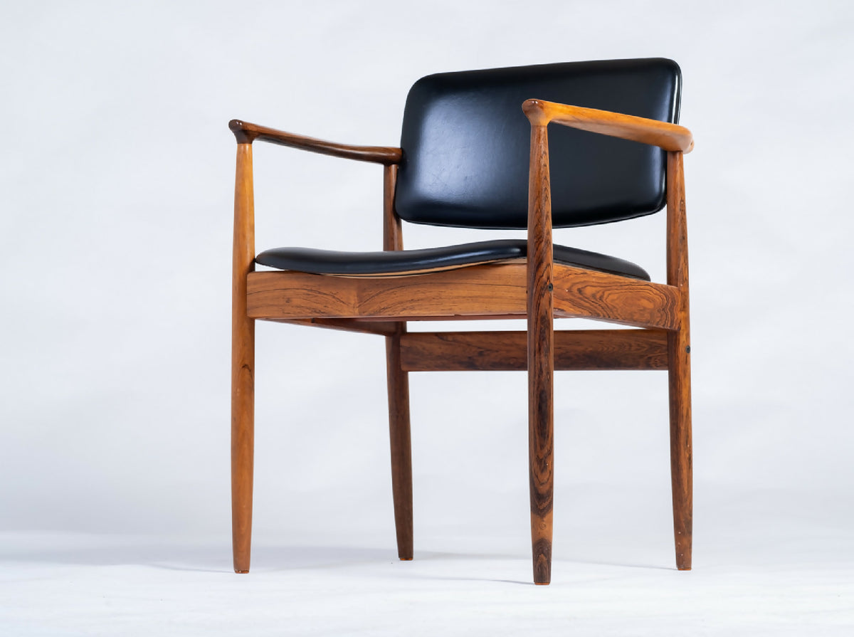 Lænestol i palisander med sort læder, dansk design