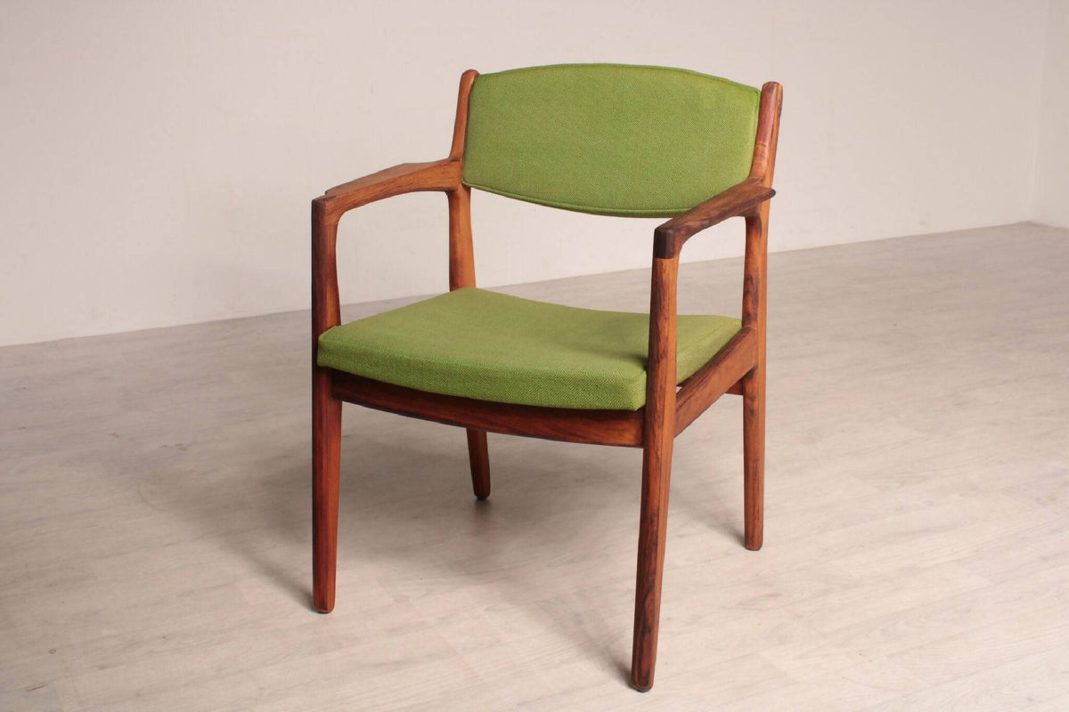 Børge Mogensen grøn armstol i palisandertræ med klassisk design. Perfekt som spise- eller accentstol med polstret sæde og ryglæn.