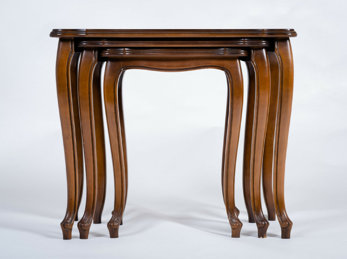 Sæt med 3 indskudsborde i valnød, Louis XV stil