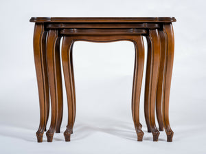 Sæt med 3 indskudsborde i valnød, Louis XV stil