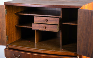 Ole Wanscher – Kommode i valnød med messinggreb, produceret af A.J. Iversen