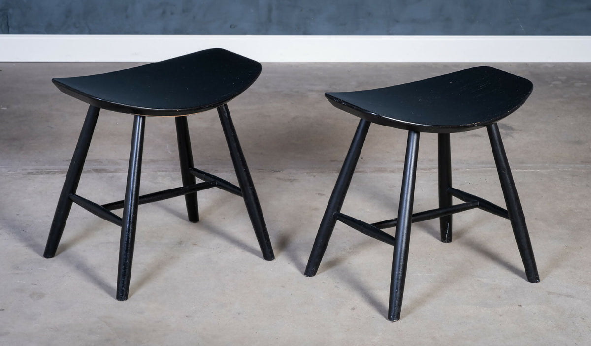 Ejvind A. Johansson – Model J36 skamler i sortlakeret træ, produceret af FDB Møbler, dansk design