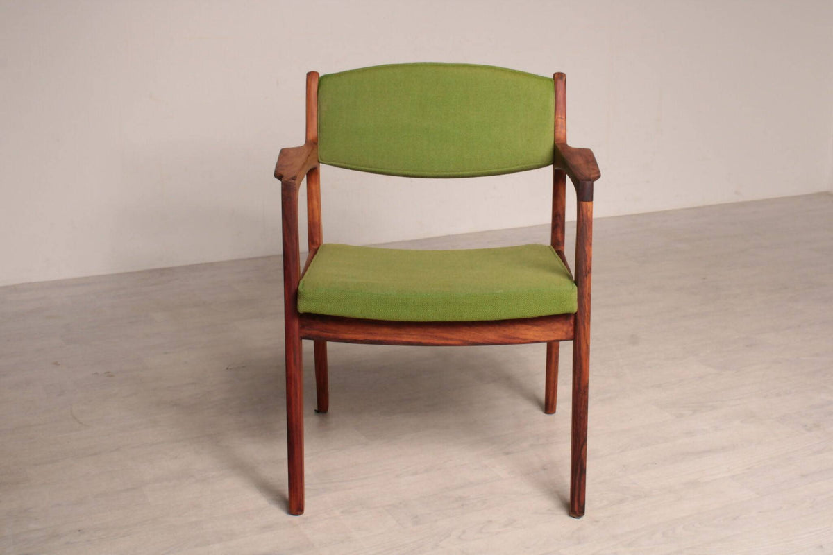 Frontvisning af Børge Mogensen grøn armstol i palisandertræ. Klassisk dansk design med polstret sæde og ryglæn for optimal komfort.