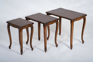 Sæt med 3 indskudsborde i valnød, Louis XV stil