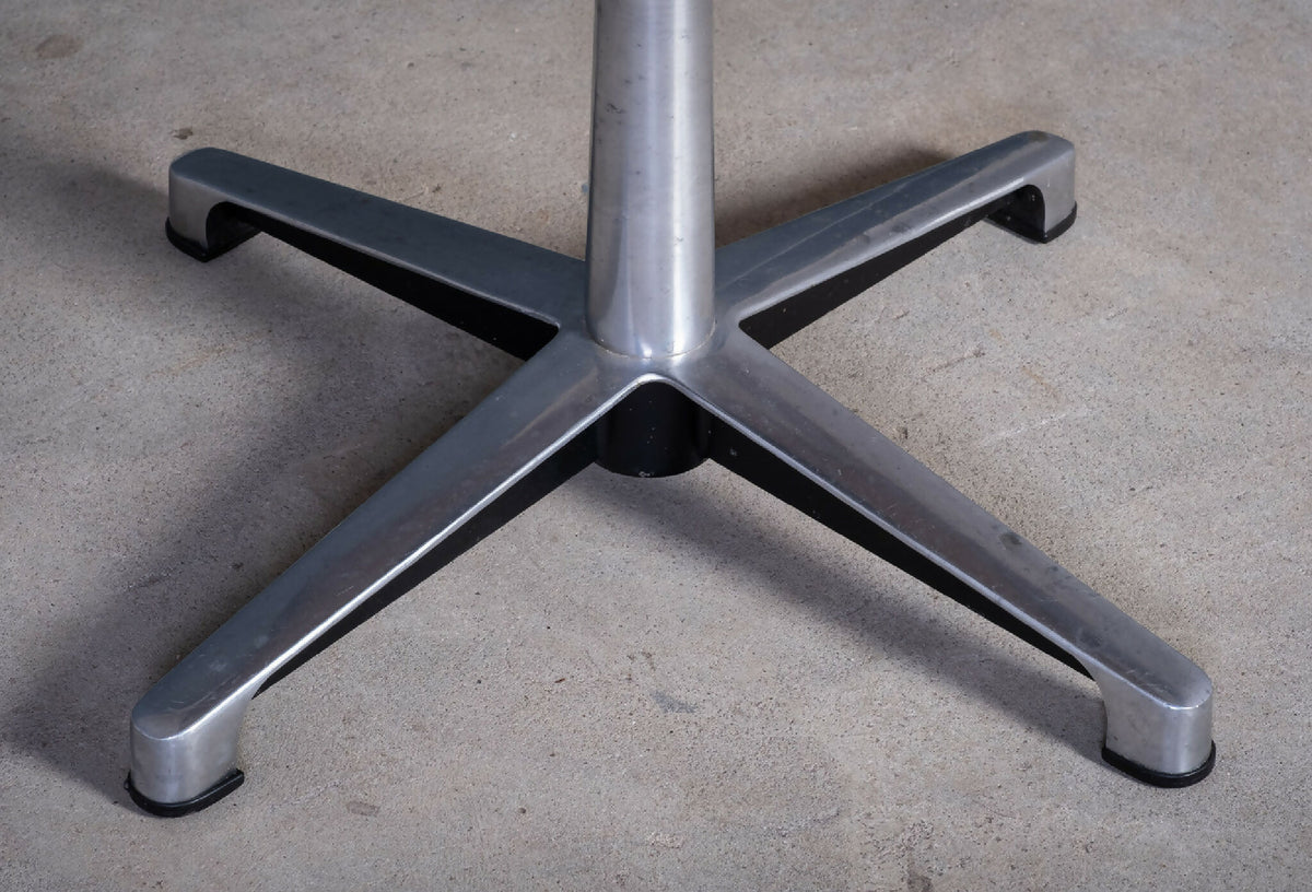 Drejestol i teak med sort lædersæde, dansk design