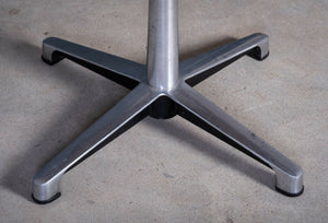 Drejestol i teak med sort lædersæde, dansk design