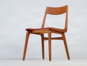 Alfred & Erik Christensen – Model 370 “Boomerang” spisebordsstole i teak, produceret af Slagelse Møbelværk