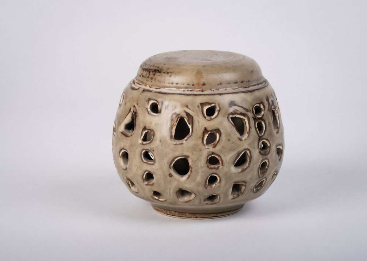 Skulpturel keramikskål med udskårne huller, dansk design