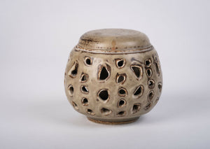 Skulpturel keramikskål med udskårne huller, dansk design