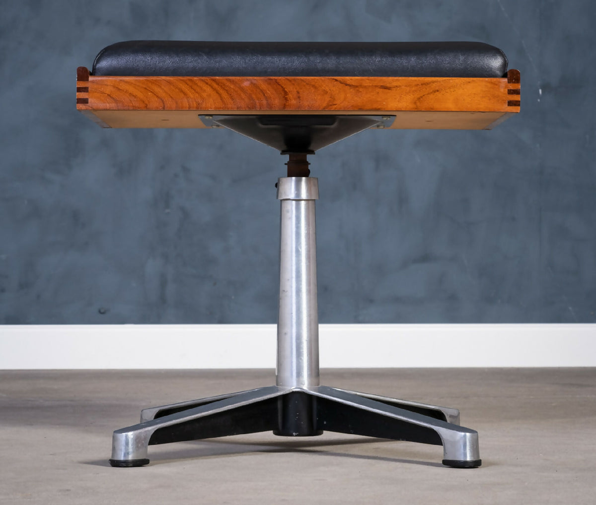 Drejestol i teak med sort lædersæde, dansk design