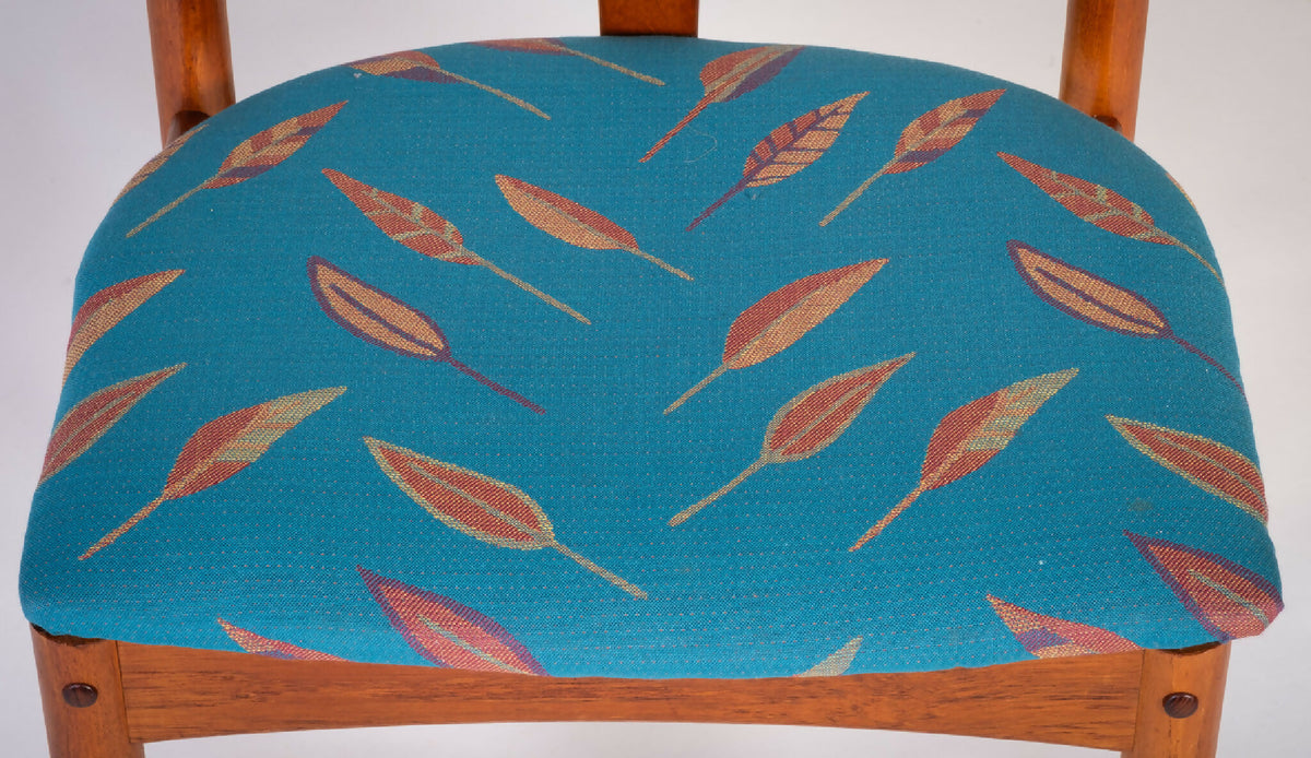 Johannes Andersen – Model Juliane spisebordsstole i teak, produceret af Uldum Møbelfabrik