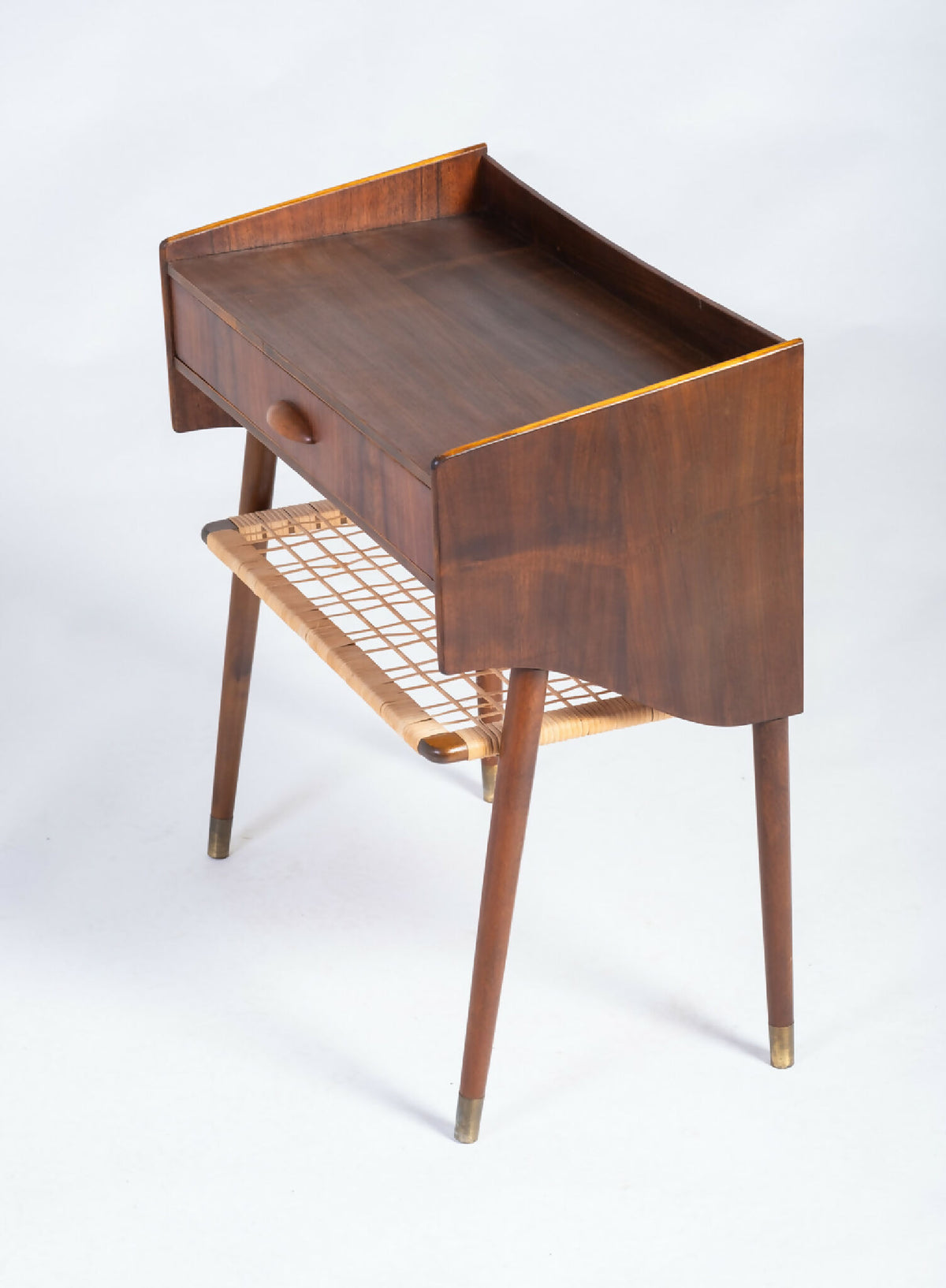 Sidebord i palisander med skuffe og flet­hylde, dansk design