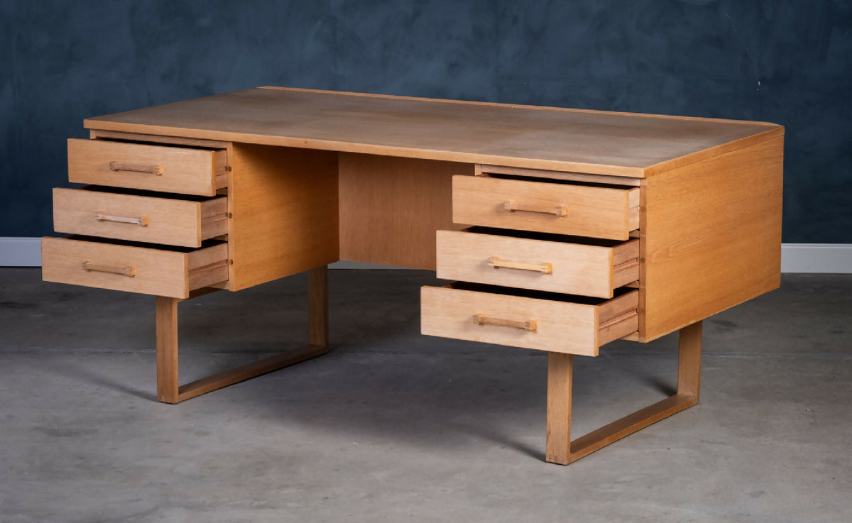 Henning Jensen &amp; Torben Valeur – Skrivebord i eg for Dyrlund