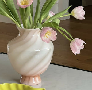 Lyserød vintage Murano vase med tulipaner på sofabord. Klassisk italiensk design, ideel til stilfuld boligindretning.