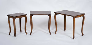 Sæt med 3 indskudsborde i valnød, Louis XV stil