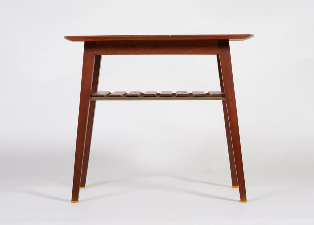 Sidebord i teak med messingdetaljer, dansk design