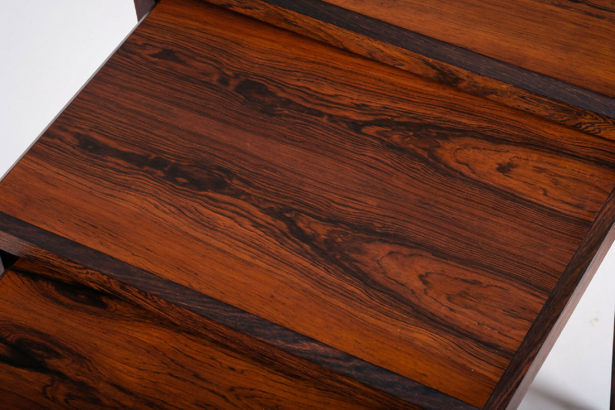 Johannes Andersen – Sæt med 3 indskudsborde i palisander, produceret af Silkeborg Møbelfabrik