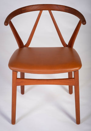 Henning Kjærnulf – Model 255 spisebordsstol i teak og læder, produceret af Bruno Hansen