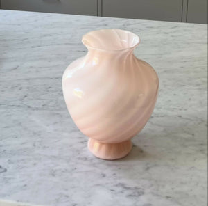 Lyserød vintage Murano vase med tulipaner på sofabord. Klassisk italiensk design, ideel til stilfuld boligindretning.
