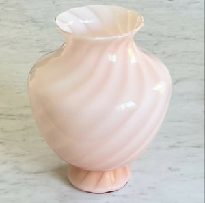 Lyserød vintage Murano vase med tulipaner på sofabord. Klassisk italiensk design, ideel til stilfuld boligindretning.