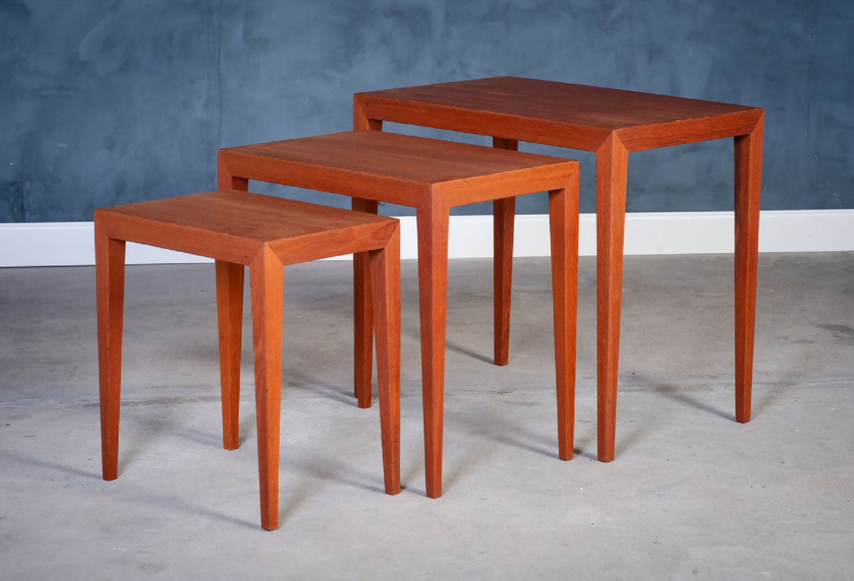 Severin Hansen Jr. – Sæt af tre indskudsborde i teak, produceret af Haslev Møbelsnedkeri, dansk design