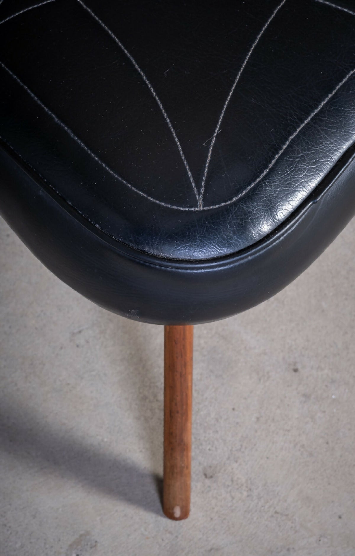 Skammel i teak med sort lædersæde, dansk design