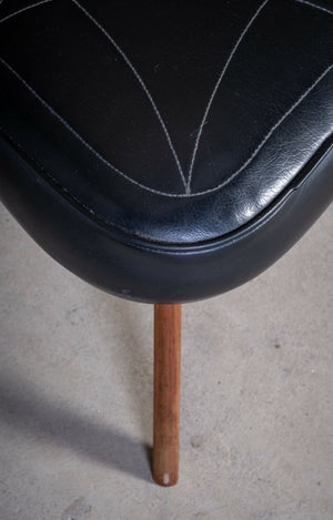 Skammel i teak med sort lædersæde, dansk design