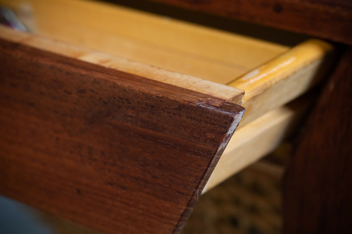 Severin Hansen – Sminkebord i teak med flet, produceret af Haslev Møbelsnedker