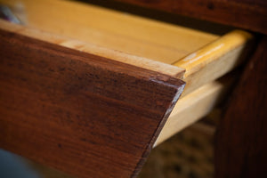 Severin Hansen – Sminkebord i teak med flet, produceret af Haslev Møbelsnedker