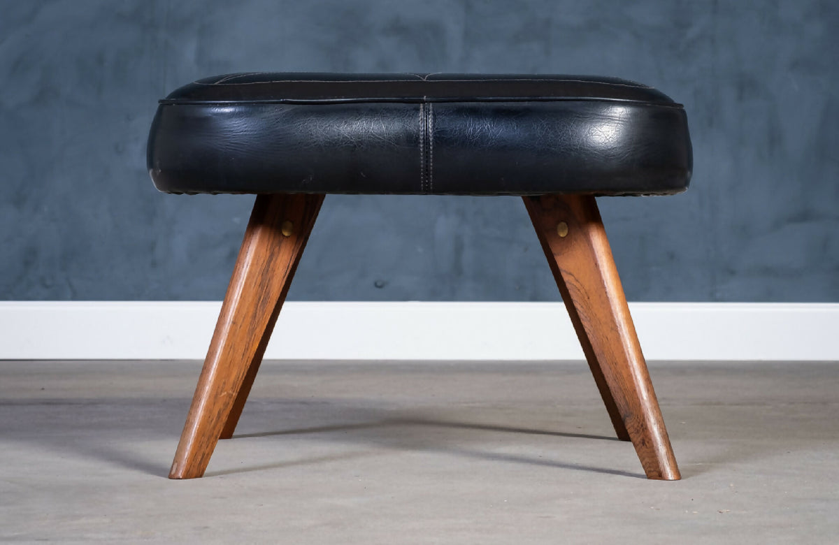 Skammel i teak med sort lædersæde, dansk design