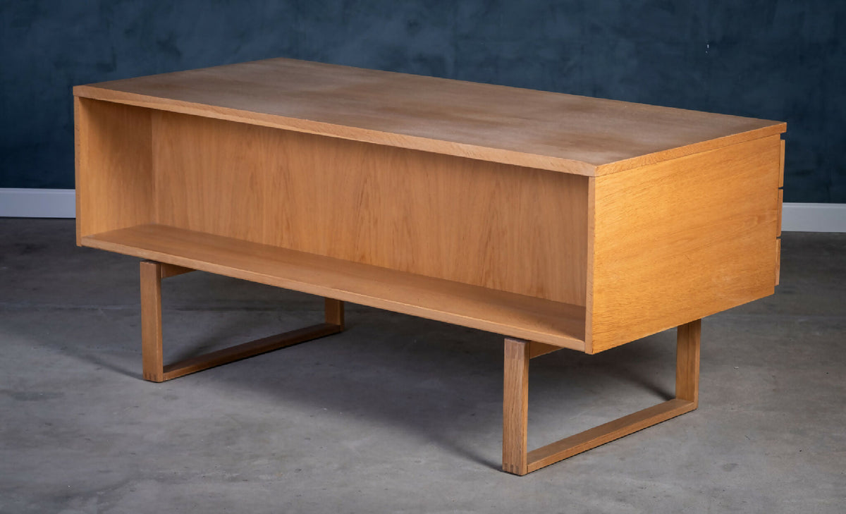 Henning Jensen &amp; Torben Valeur – Skrivebord i eg for Dyrlund