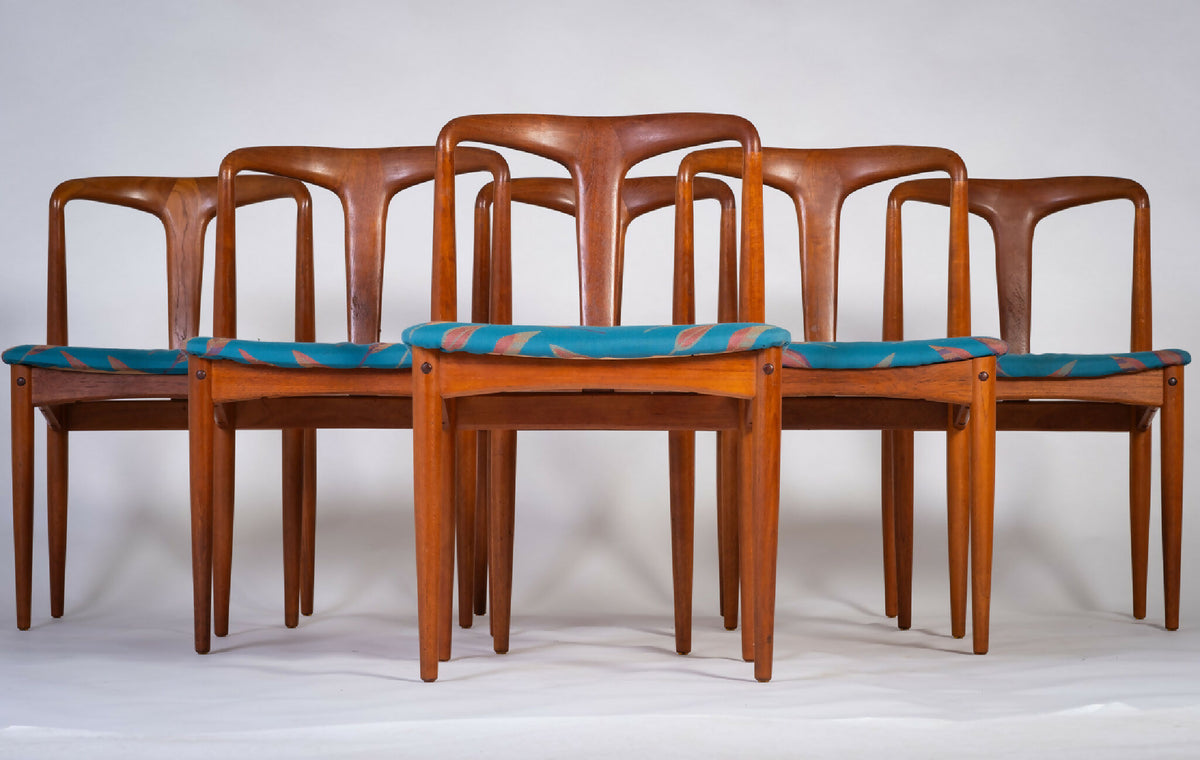 Johannes Andersen – Model Juliane spisebordsstole i teak, produceret af Uldum Møbelfabrik