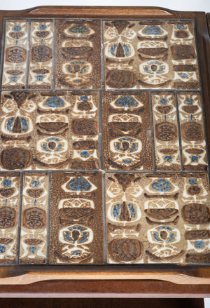 Severin Hansen – Serveringsbord i mahogni med Royal Copenhagen fliser, produceret af Haslev Møbelsnedkeri