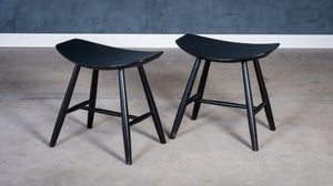 Ejvind A. Johansson – Model J36 skamler i sortlakeret træ, produceret af FDB Møbler, dansk design