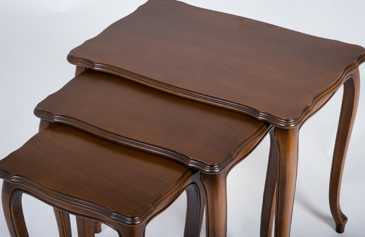 Sæt med 3 indskudsborde i valnød, Louis XV stil