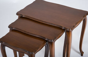 Sæt med 3 indskudsborde i valnød, Louis XV stil