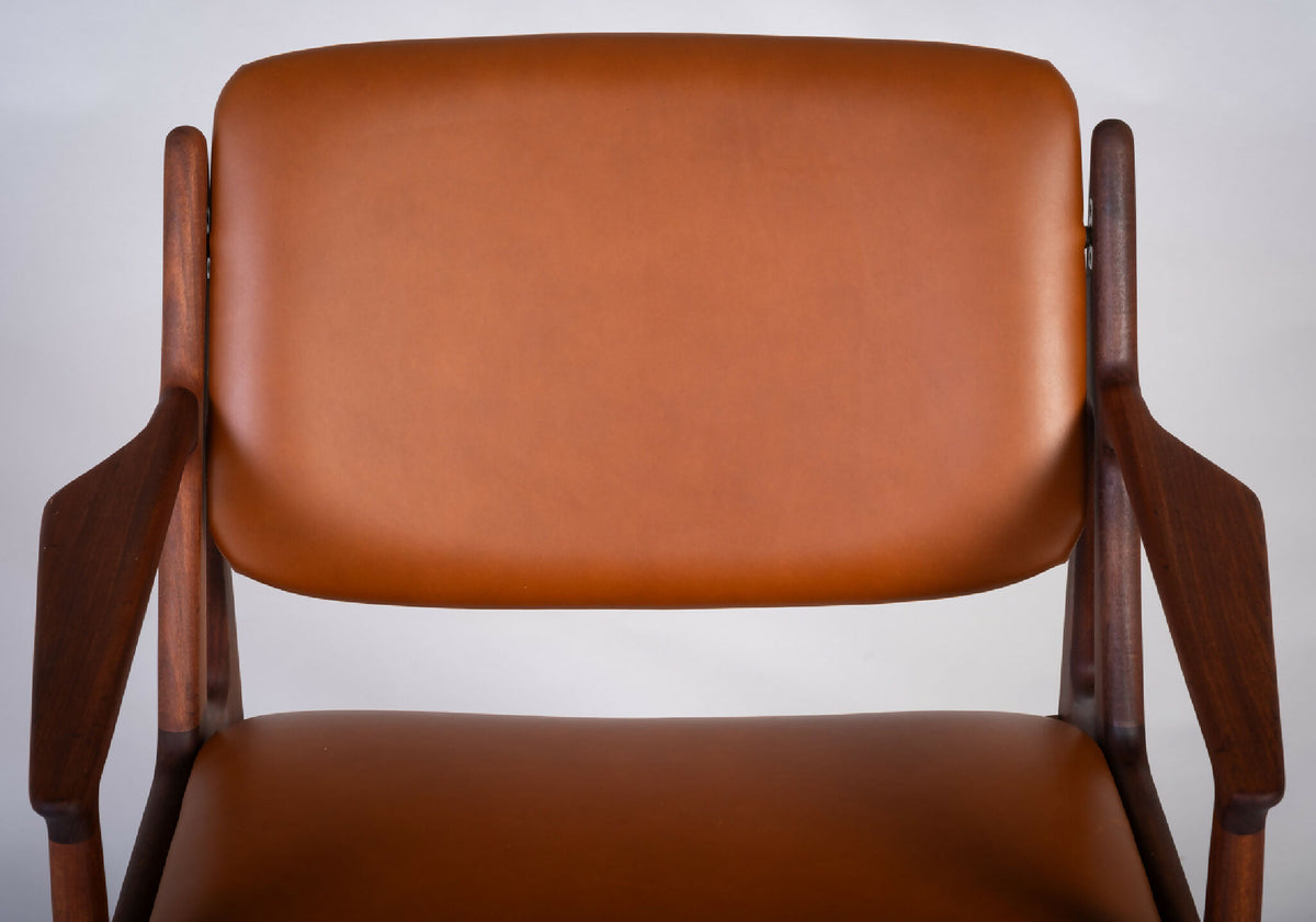Arne Vodder – Model Ella armstole i teak og læder, produceret af Vamo Møbelfabrik