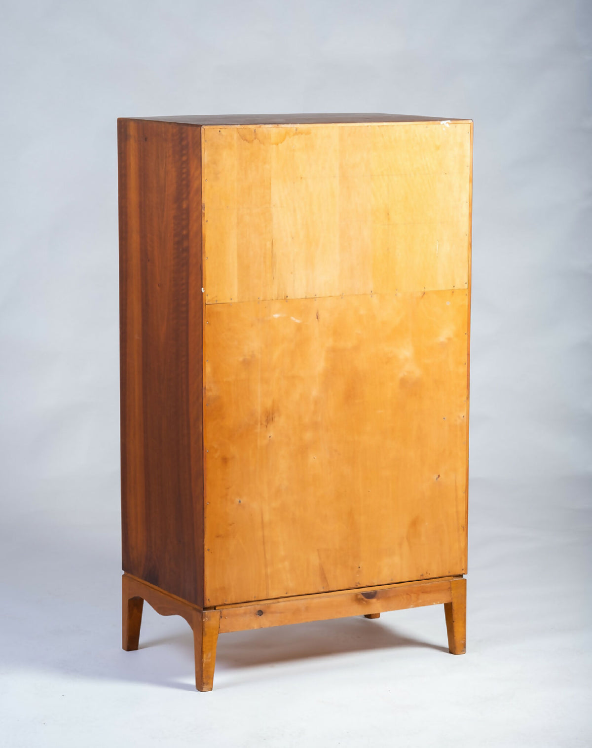 Ole Wanscher – Kommode i valnød med messinggreb, produceret af A.J. Iversen