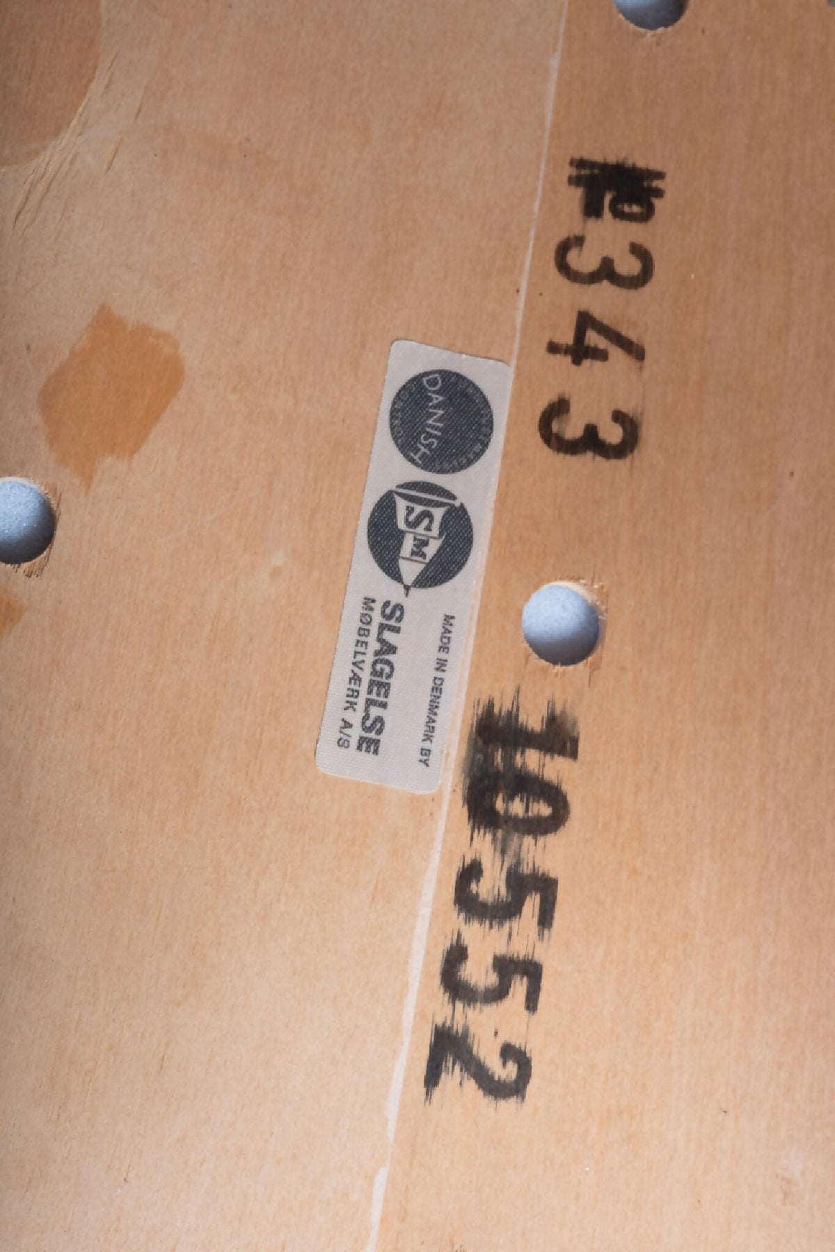 Knud Færch – Model 343 armstol i palisander med sort anilinlæder, produceret af Slagelse Møbelfabrik, dansk design